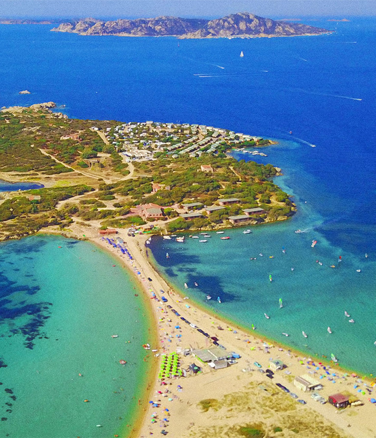 Топ-5 мест для кайтсерфинга с семьей от Mystic 3 Вид с дрона на полуостров в Порто Полло, Сардиния