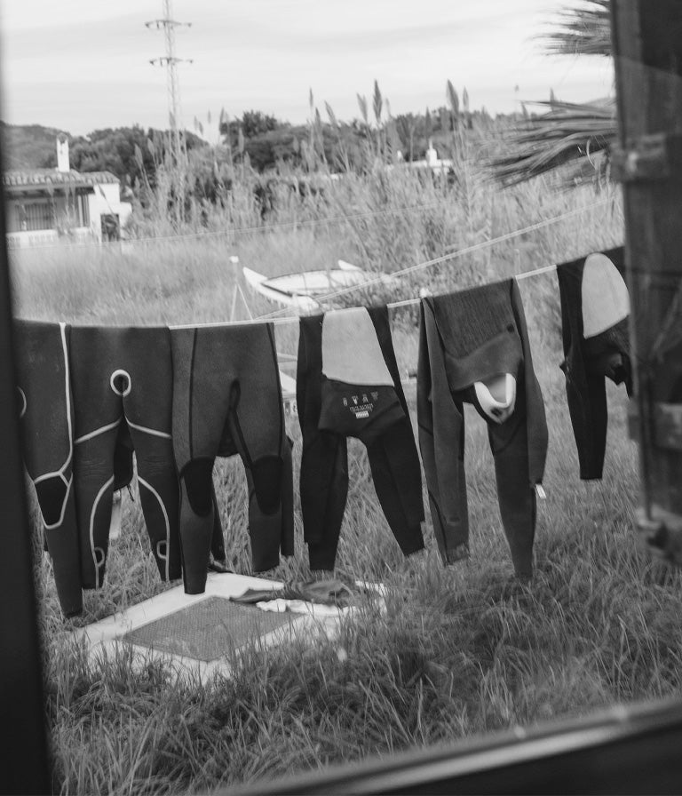 Топ-5 мест для кайтсерфинга с семьей от Mystic 2 Гидрокостюмы сушатся на веревке после семейного дня на пляже