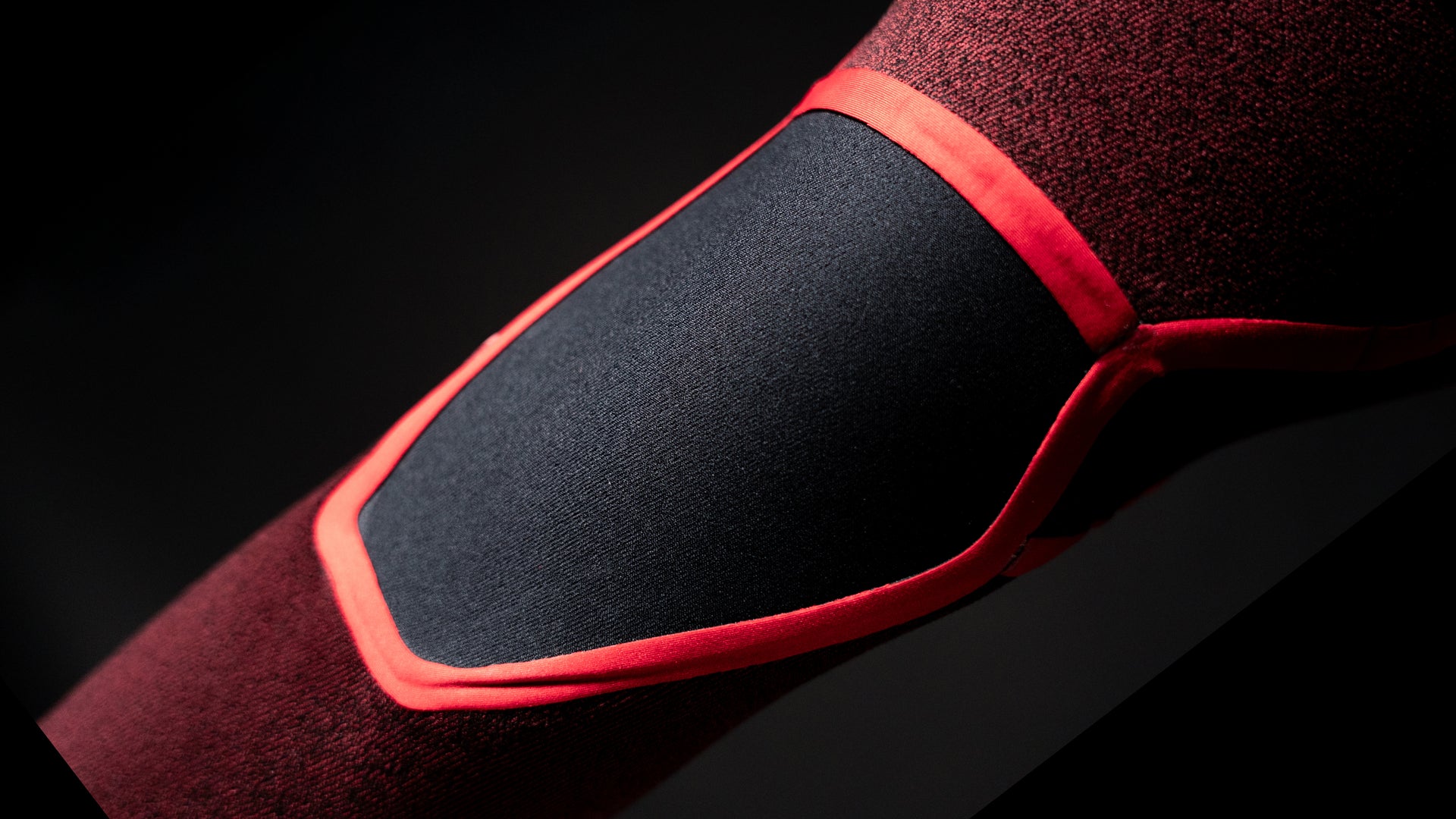 <p>Waterproof stretch taping 100%</p>