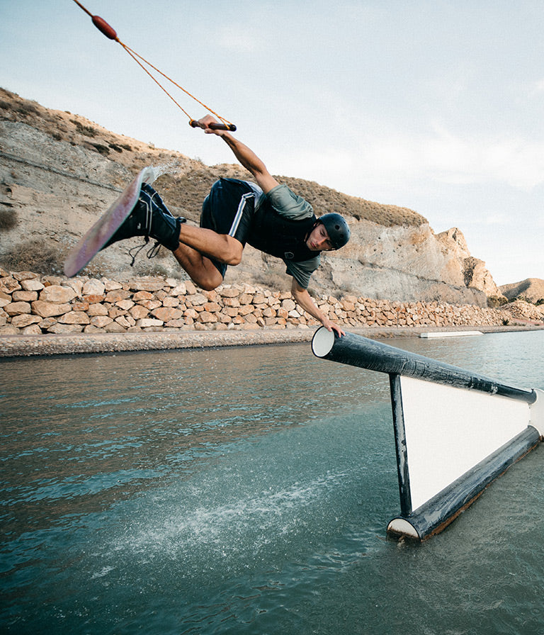 5 Лучших Вейк Парков 2024 Года 3 Вейкбордист пытается выполнить трюк на рейле в канатный парк Lunar