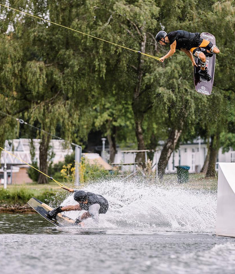 5 Лучших Вейк Парков 2024 Года 4 Два вейкбордиста перепрыгивают друг через друга в канатном вейк парке